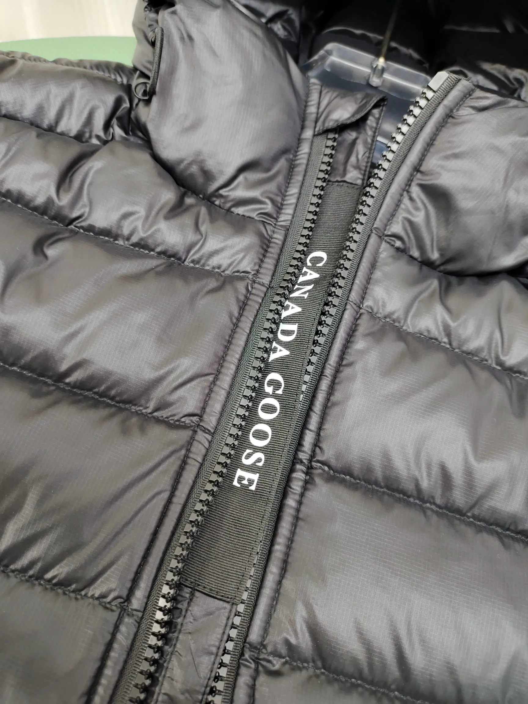 P840 𝘾𝘼𝙉𝘼𝘿𝘼 𝙂𝙊𝙊𝙎𝙀/Canada Goose 2227 thin and light model. It’s super lightweight and doesn’t feel any weight on your upper body at all! Show more temperament‼  Canada Goose, a Canadian brand, has always been recognized as the warmest down jacket. Various Instagram celebrities, Internet celebrities, and celebrities often wear it for street photos. I make Canada Goose every year, but I still can’t get rid of my love for the goose. No matter how cold the winter is, there is no need to be afraid. Canada Goose is the legendary warmest down jacket and is known as a must-have for Arctic outdoor sports! The most popular down jacket in the world, celebrities are rushing to buy it, it is a must-have! Code number: XS-2XL Color: silver gray (red label) silver gray (black label), black (red label), black (black label), dark blue